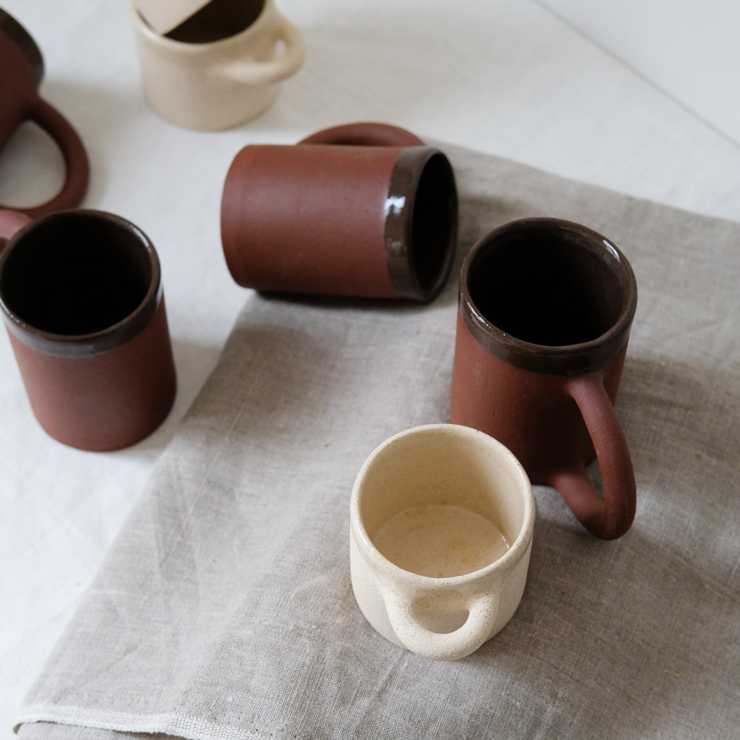 Mug Amande par Lisa Allegra chez Brutal Ceramics