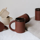 Mug Caroube par Lisa Allegra chez Brutal Ceramics