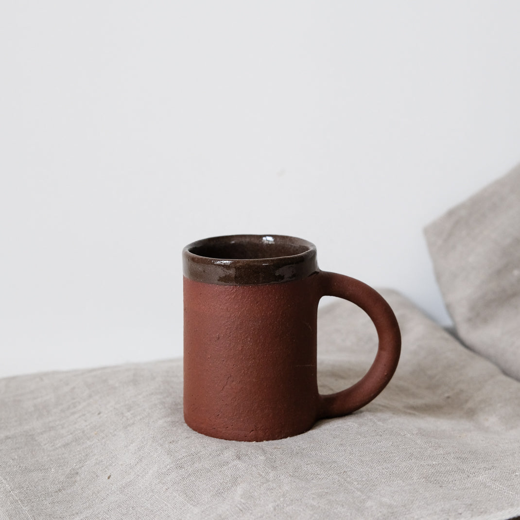 Mug Caroube par Lisa Allegra chez Brutal Ceramics