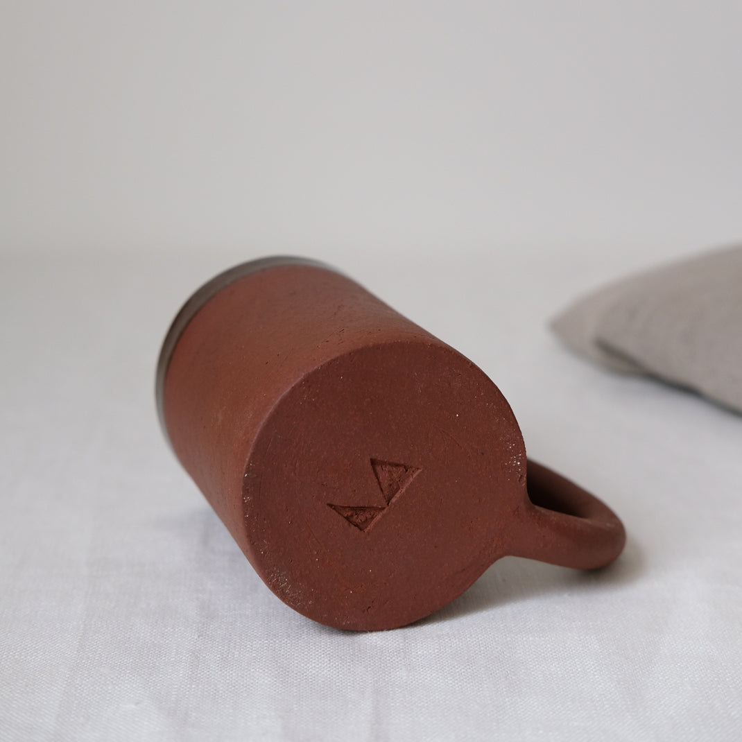 Mug Caroube par Lisa Allegra chez Brutal Ceramics