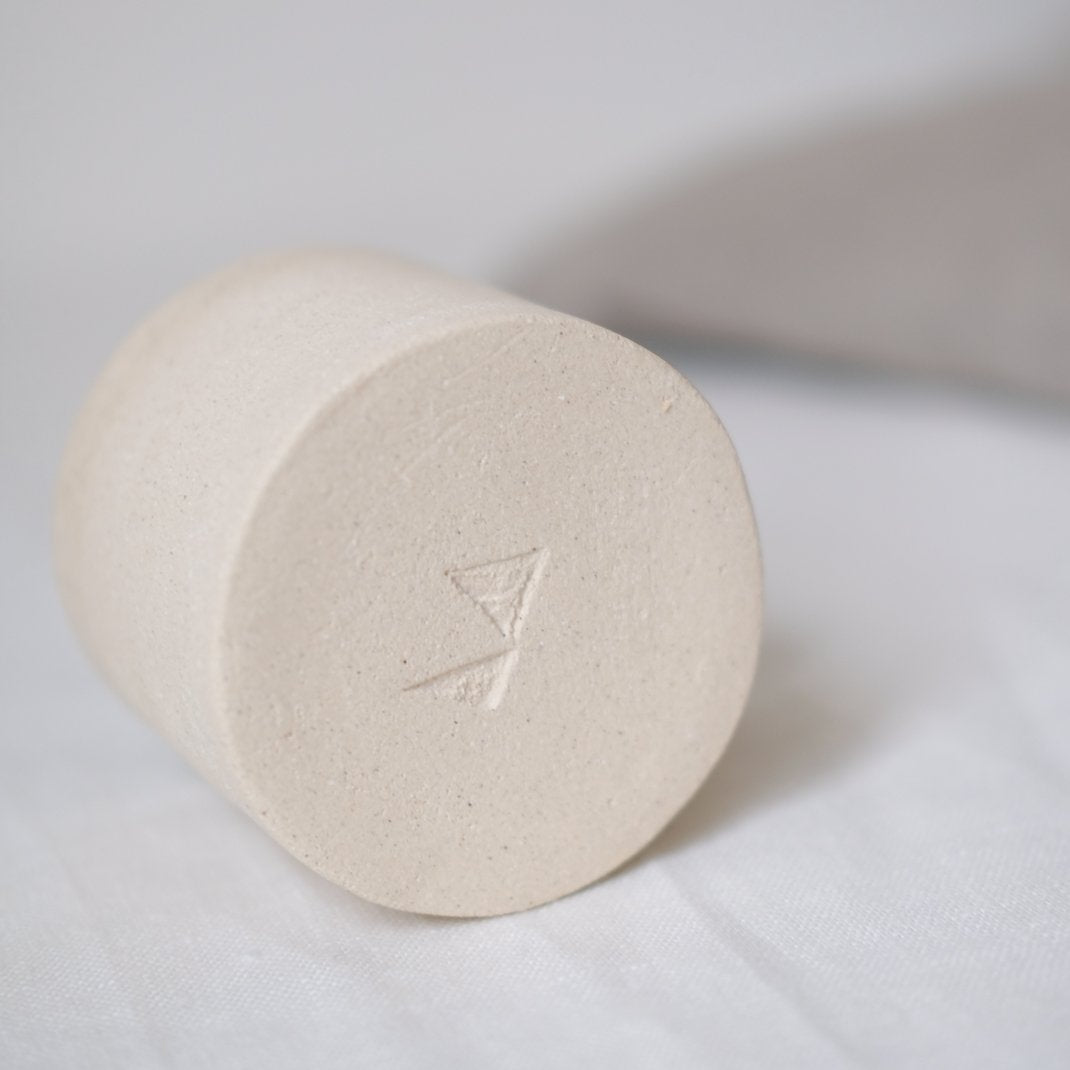 Mug Amande par Lisa Allegra chez Brutal Ceramics