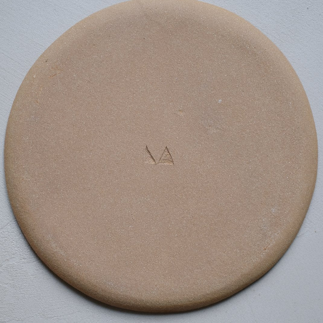 Assiette en grès blanc par Lisa Allegra chez Brutal Ceramics