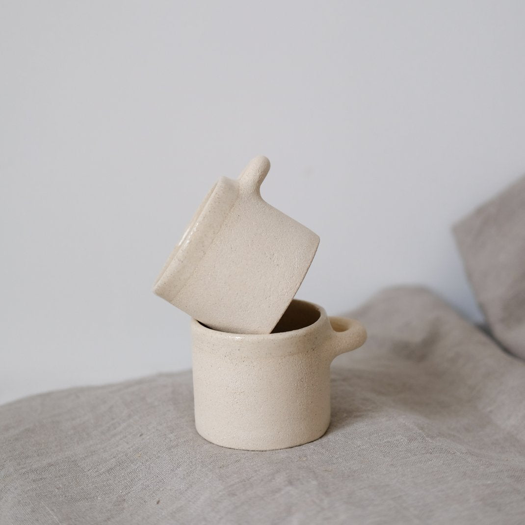 Mug Amande par Lisa Allegra chez Brutal Ceramics