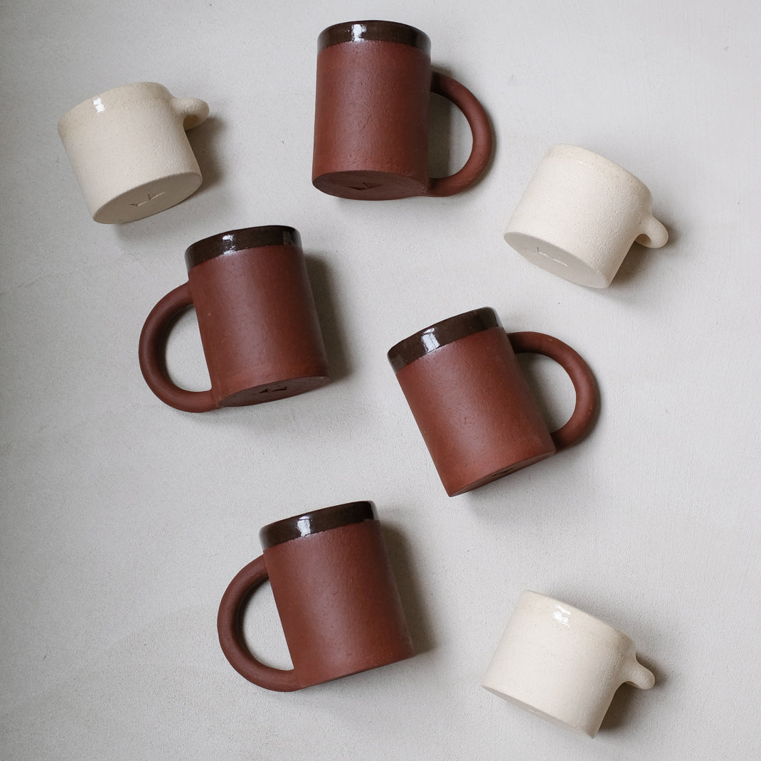 Mug Caroube par Lisa Allegra chez Brutal Ceramics