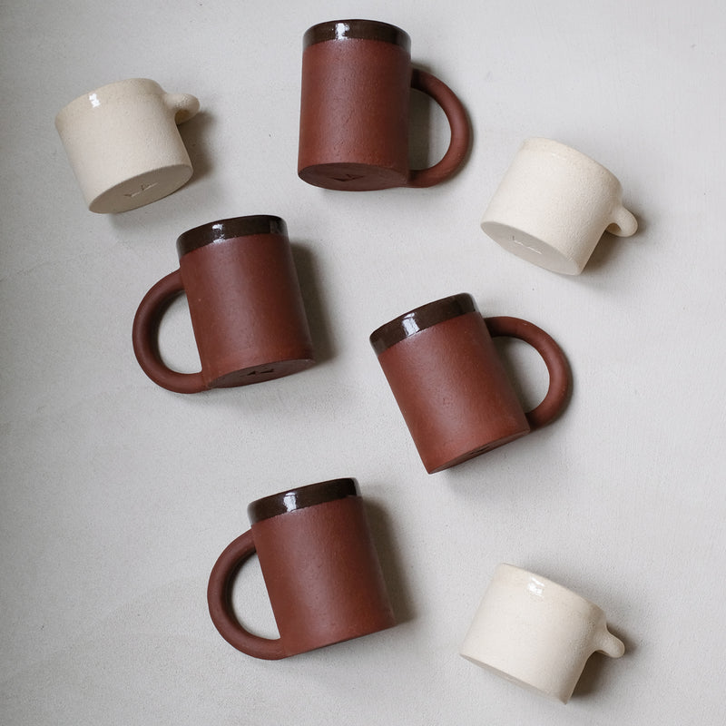 Mug Caroube par Lisa Allegra chez Brutal Ceramics