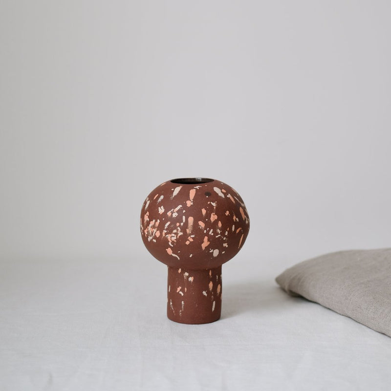 Vase en exclu sur Brutal par Lisa Allegra chez Brutal Ceramics