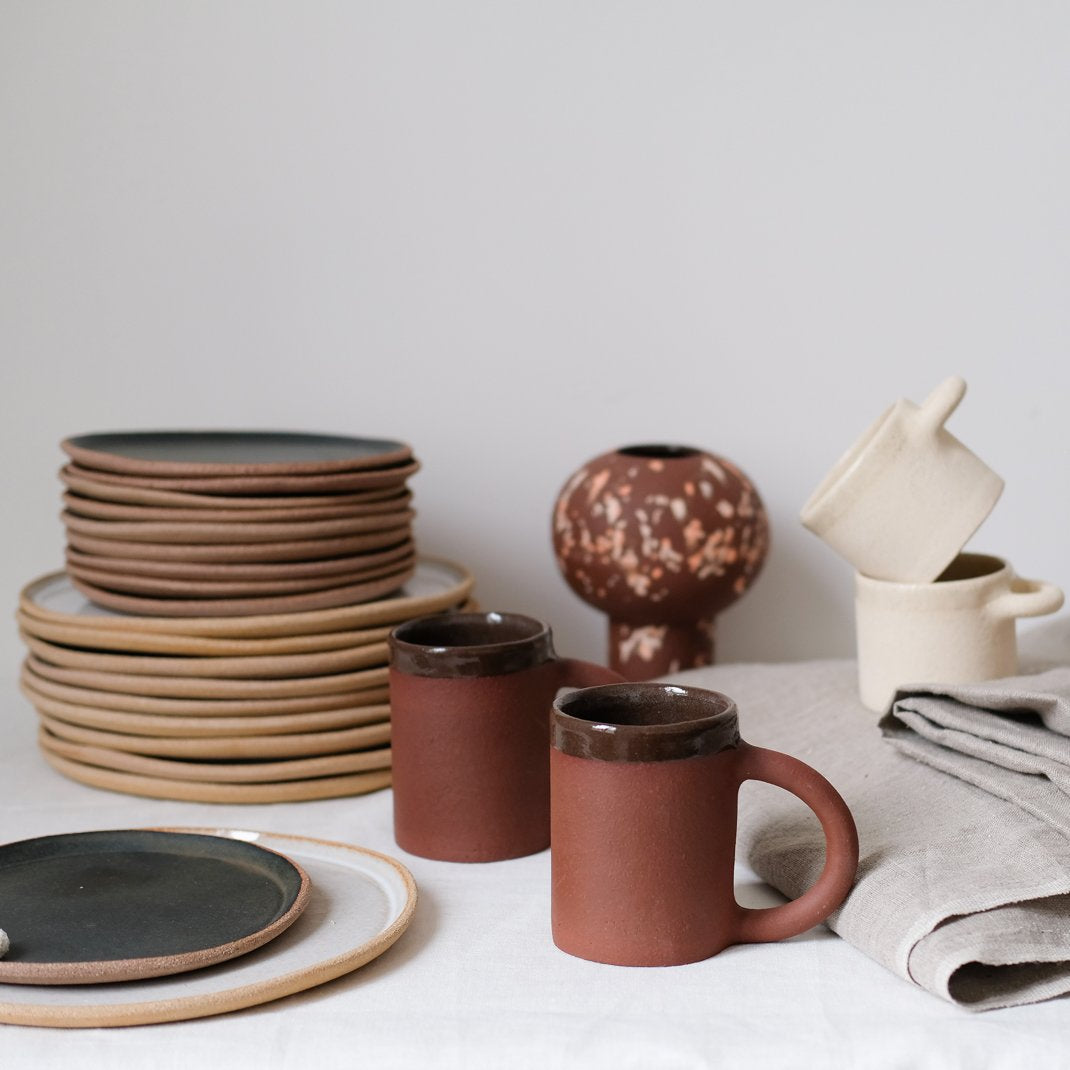 Mug Amande par Lisa Allegra chez Brutal Ceramics