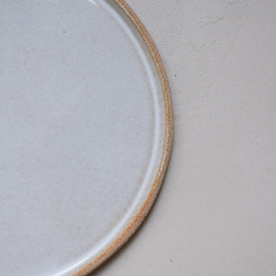 Assiette en grès blanc par Lisa Allegra chez Brutal Ceramics