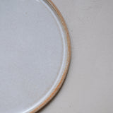 Assiette en grès blanc par Lisa Allegra chez Brutal Ceramics