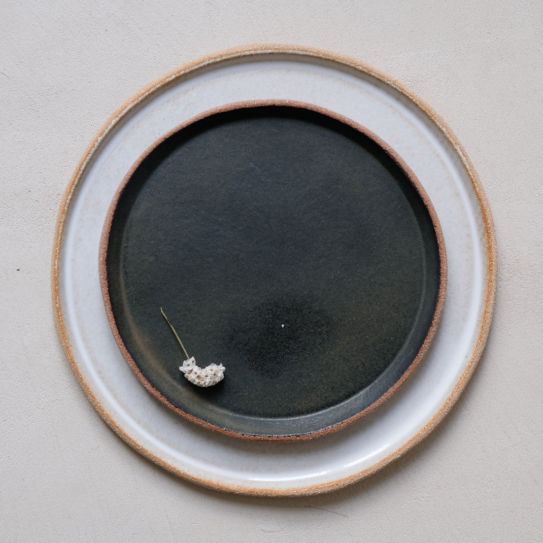 Assiette en grès blanc par Lisa Allegra chez Brutal Ceramics