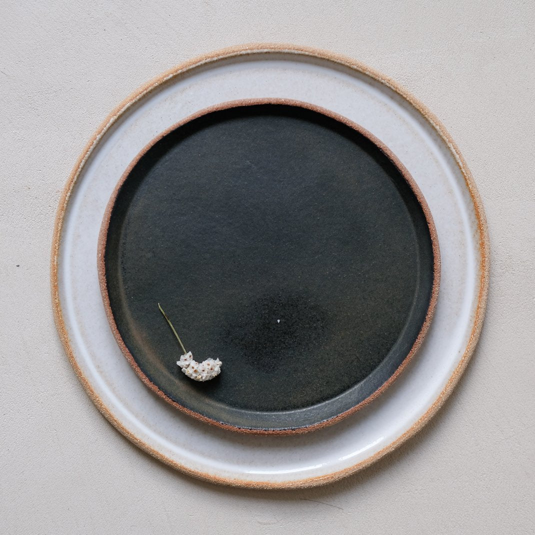 Assiette en grès bleu marron par Lisa Allegra chez Brutal Ceramics