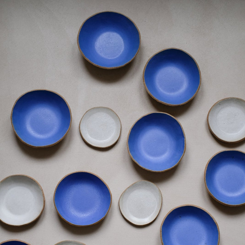 Coupelle en grès bleu océan par Lucie Faucon chez Brutal Ceramics