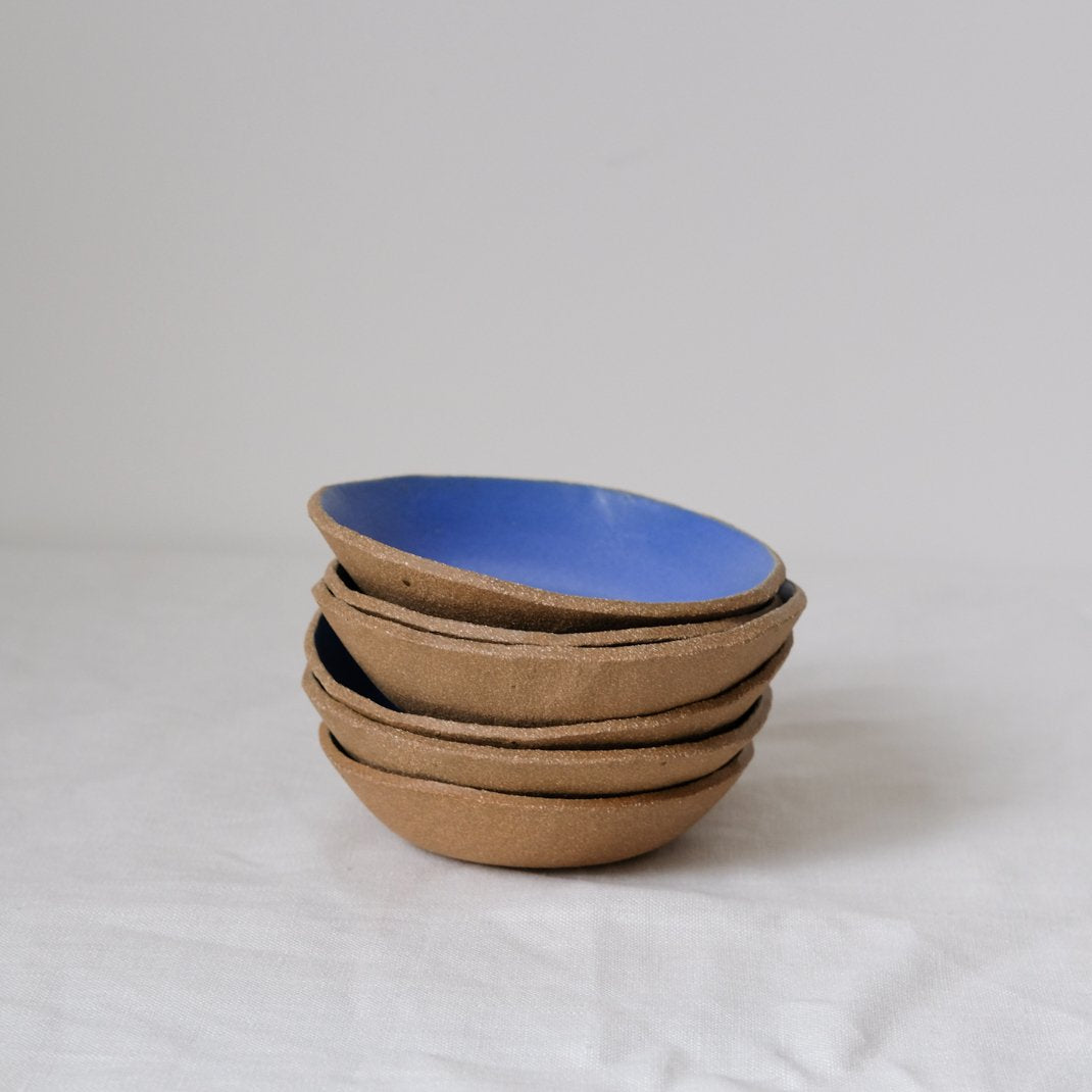 Coupelle en grès bleu océan par Lucie Faucon chez Brutal Ceramics
