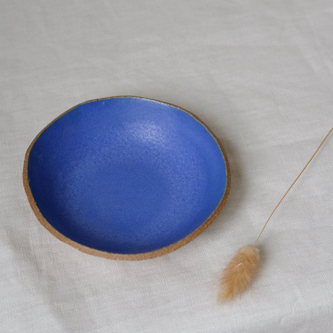 Coupelle en grès bleu océan par Lucie Faucon chez Brutal Ceramics