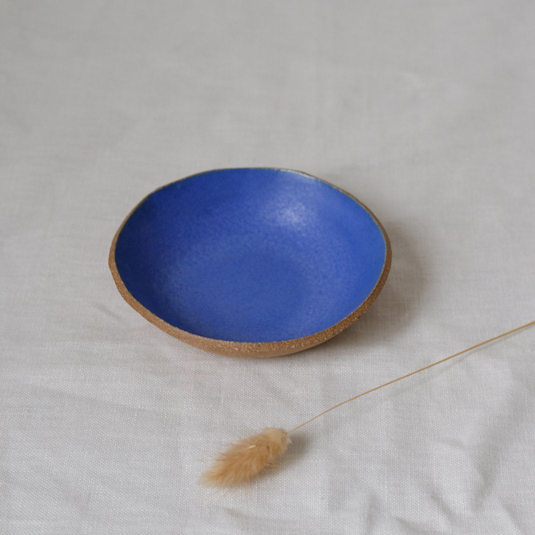 Coupelle en grès bleu océan par Lucie Faucon chez Brutal Ceramics