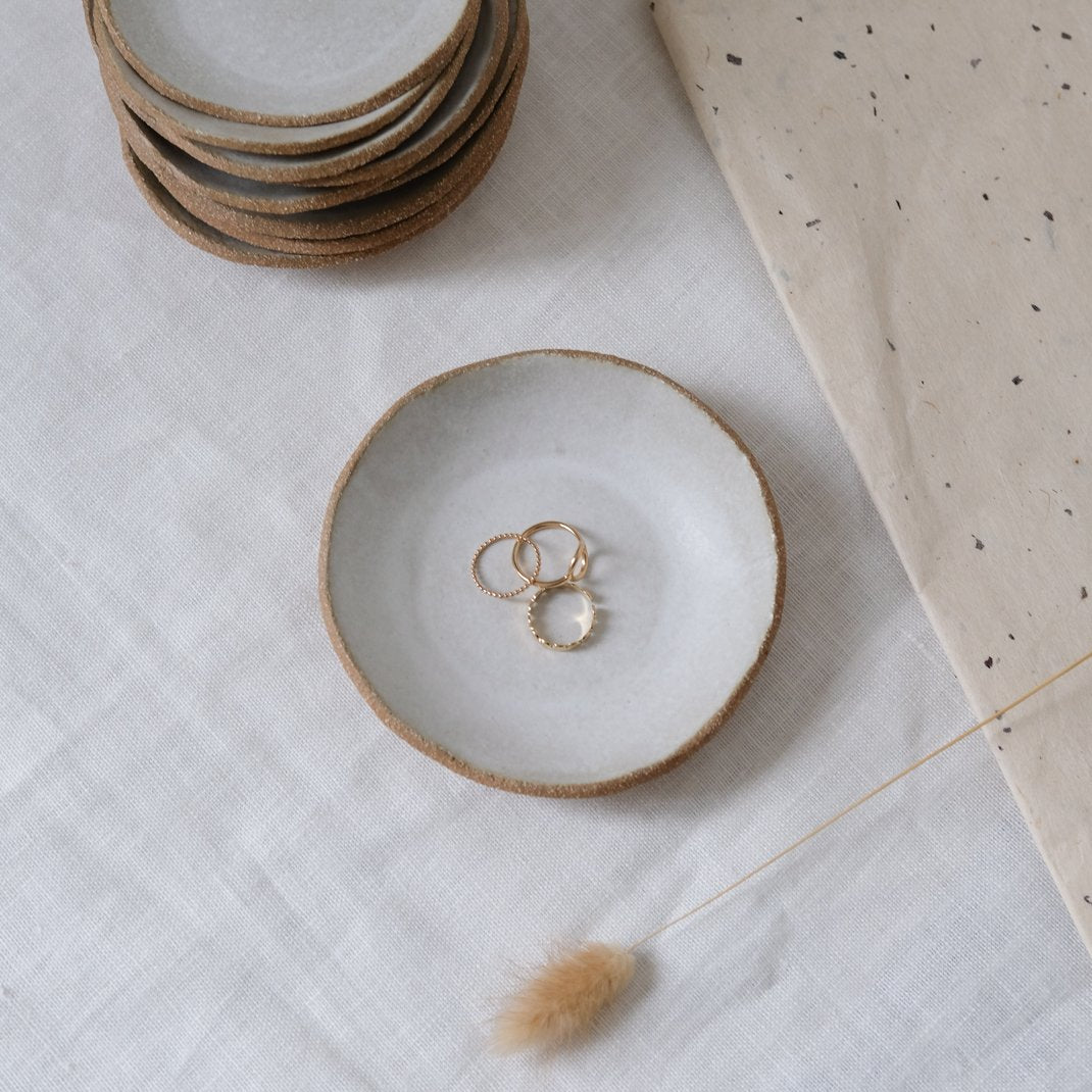 Coupelle en grès blanc par Lucie Faucon chez Brutal Ceramics
