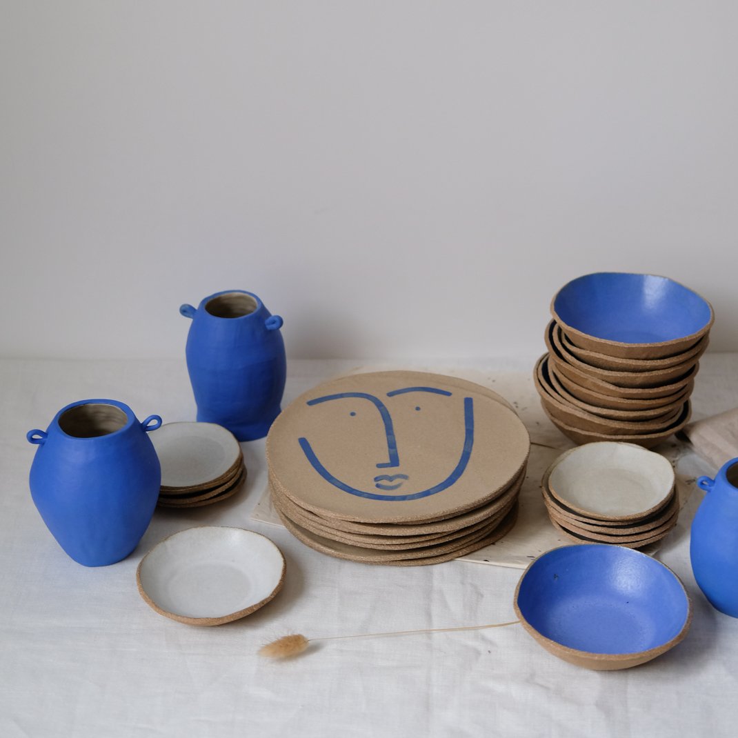 Assiette en grès roux Edgar par Lucie Faucon chez Brutal Ceramics