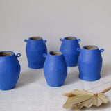 Vase à oreilles bleu par Lucie Faucon chez Brutal Ceramics