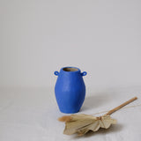 Vase à oreilles bleu par Lucie Faucon chez Brutal Ceramics