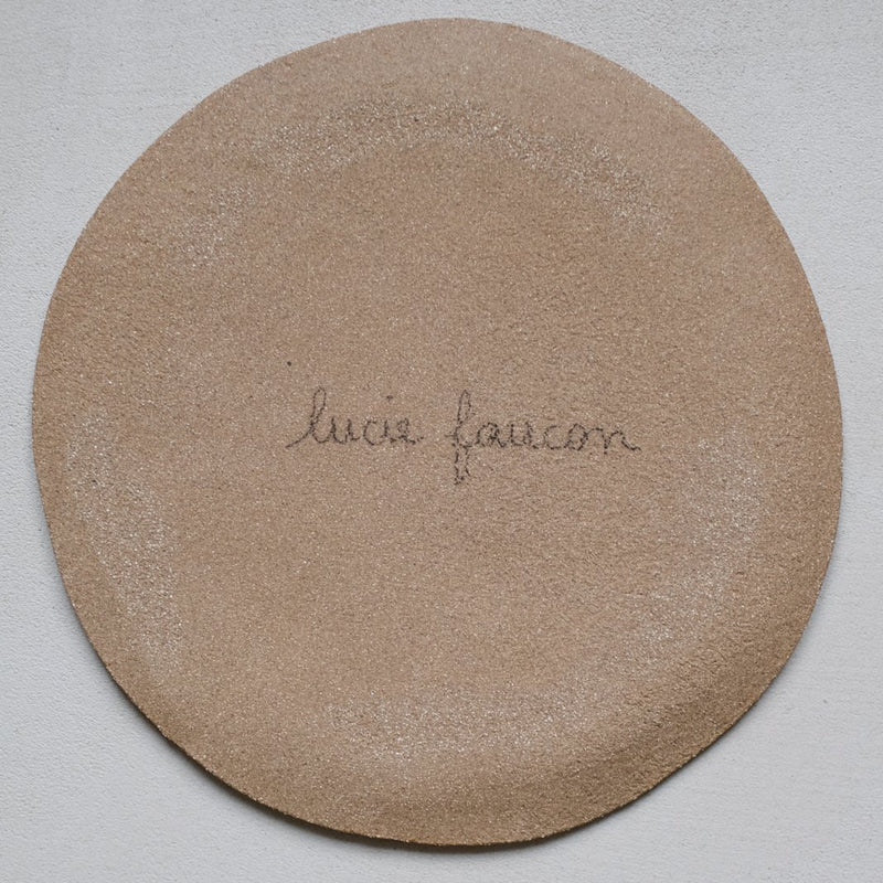 Assiette en grès roux Edgar par Lucie Faucon chez Brutal Ceramics