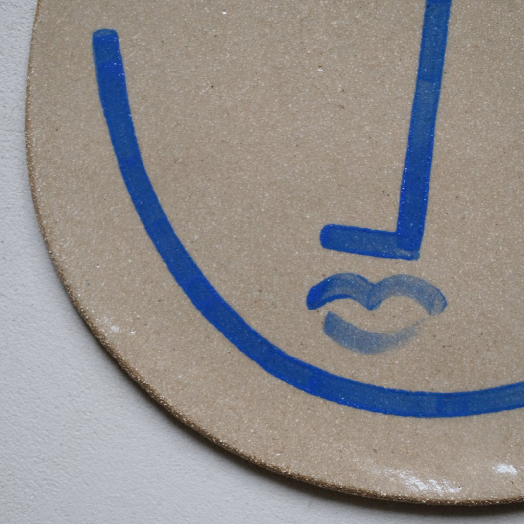 Assiette en grès roux Edgar par Lucie Faucon chez Brutal Ceramics
