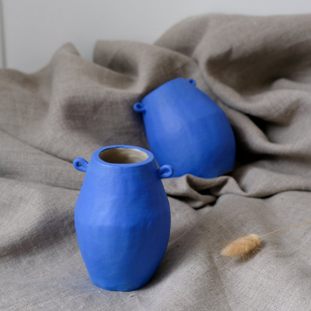 Vase à oreilles bleu par Lucie Faucon chez Brutal Ceramics