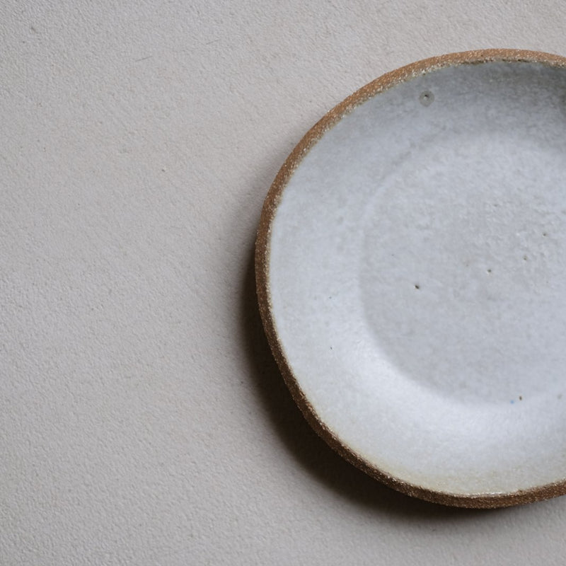 Coupelle en grès blanc par Lucie Faucon chez Brutal Ceramics