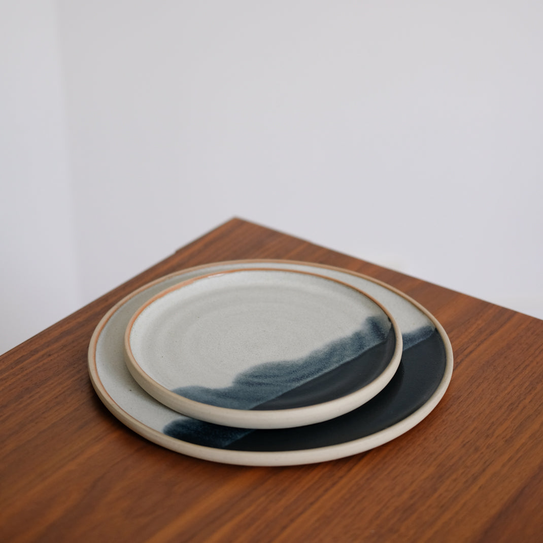 Assiette en grès bleu marine par Marine Feuillerat chez Brutal Ceramics