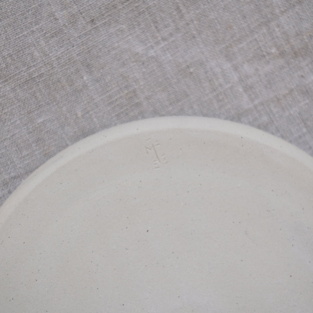 Assiette en grès bleu marine par Marine Feuillerat chez Brutal Ceramics
