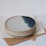 Assiette en grès bleu marine par Marine Feuillerat chez Brutal Ceramics