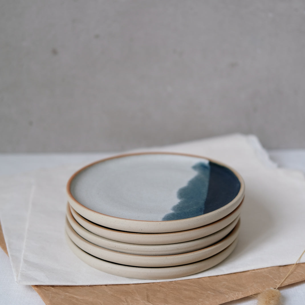 Assiette en grès bleu marine par Marine Feuillerat chez Brutal Ceramics