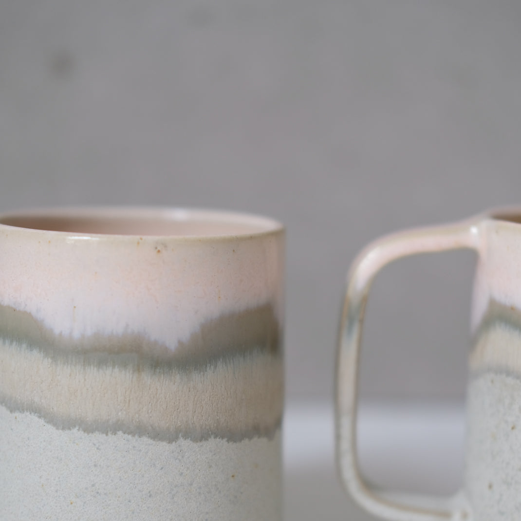 Mug en grès vieux rose par Marine Feuillerat chez Brutal Ceramics