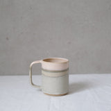 Mug en grès vieux rose par Marine Feuillerat chez Brutal Ceramics
