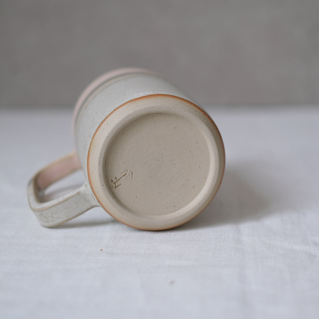 Mug en grès vieux rose par Marine Feuillerat chez Brutal Ceramics