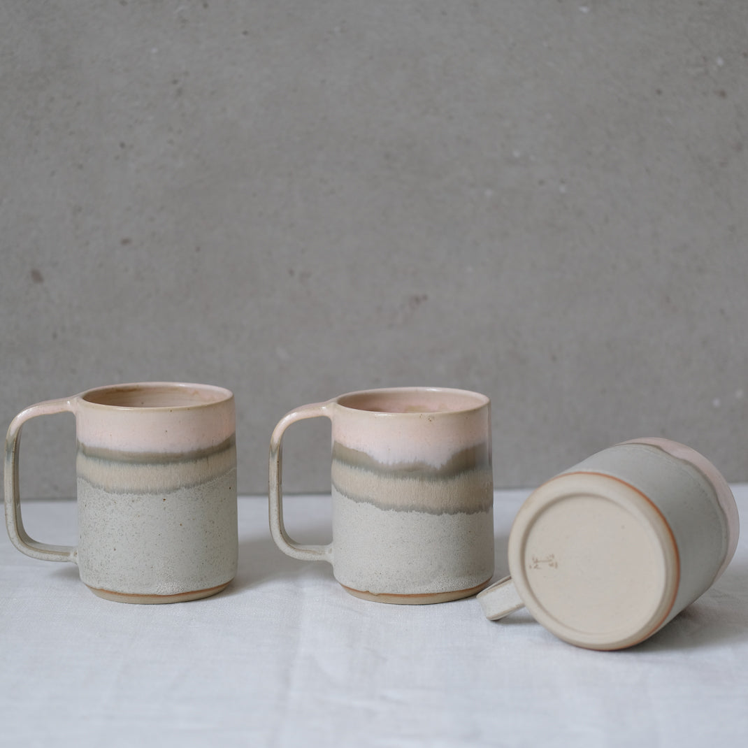 Mug en grès vieux rose par Marine Feuillerat chez Brutal Ceramics