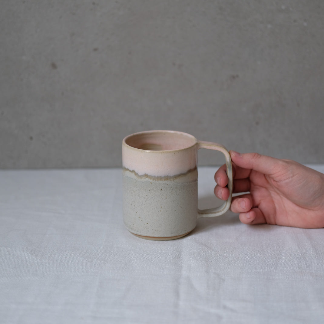 Mug en grès vieux rose par Marine Feuillerat chez Brutal Ceramics