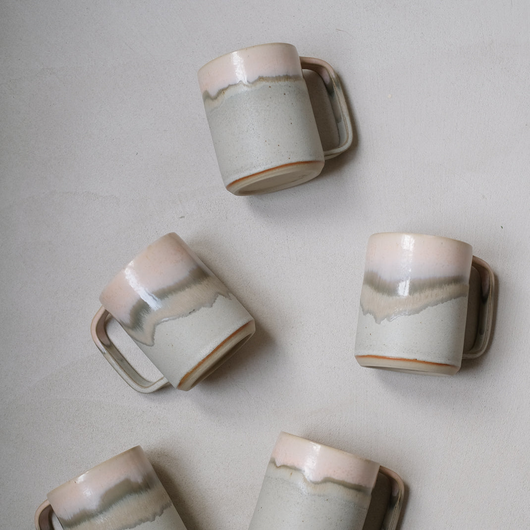 Mug en grès vieux rose par Marine Feuillerat chez Brutal Ceramics