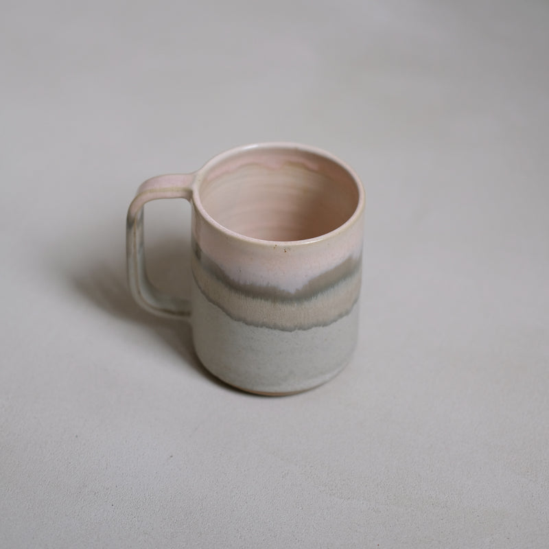 Mug en grès vieux rose par Marine Feuillerat chez Brutal Ceramics