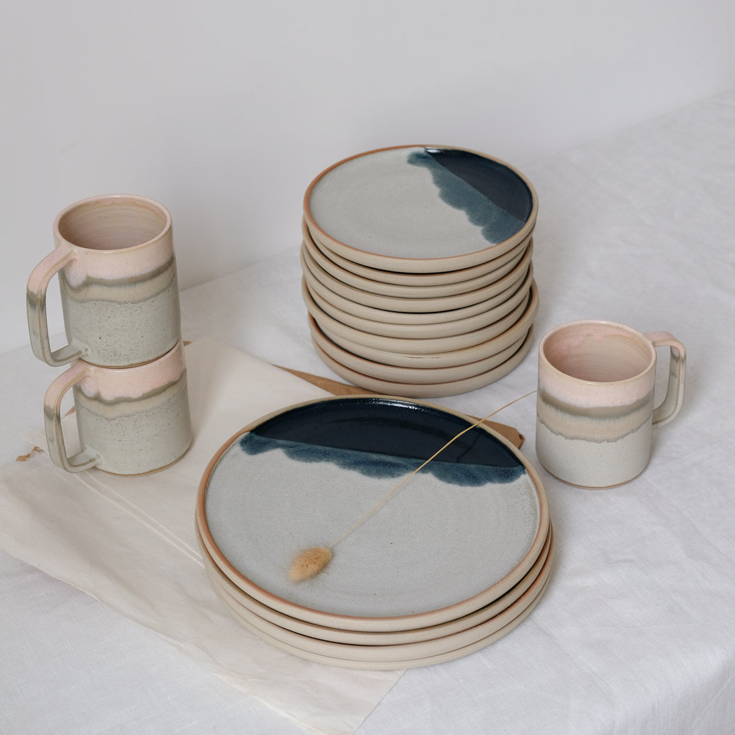 Assiette en grès bleu marine par Marine Feuillerat chez Brutal Ceramics