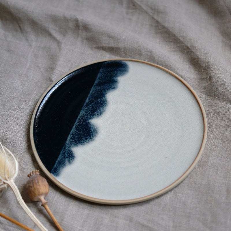 Assiette en grès bleu marine par Marine Feuillerat chez Brutal Ceramics