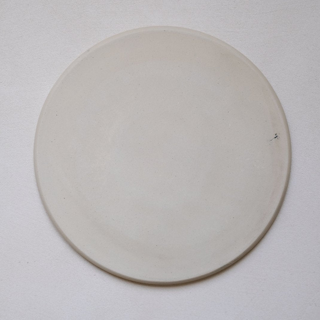 Assiette en grès bleu marine par Marine Feuillerat chez Brutal Ceramics