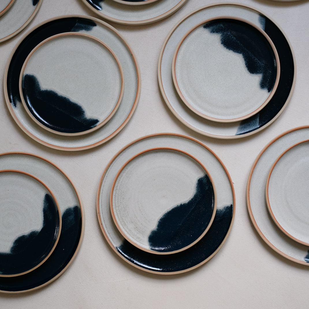 Assiette en grès bleu marine par Marine Feuillerat chez Brutal Ceramics
