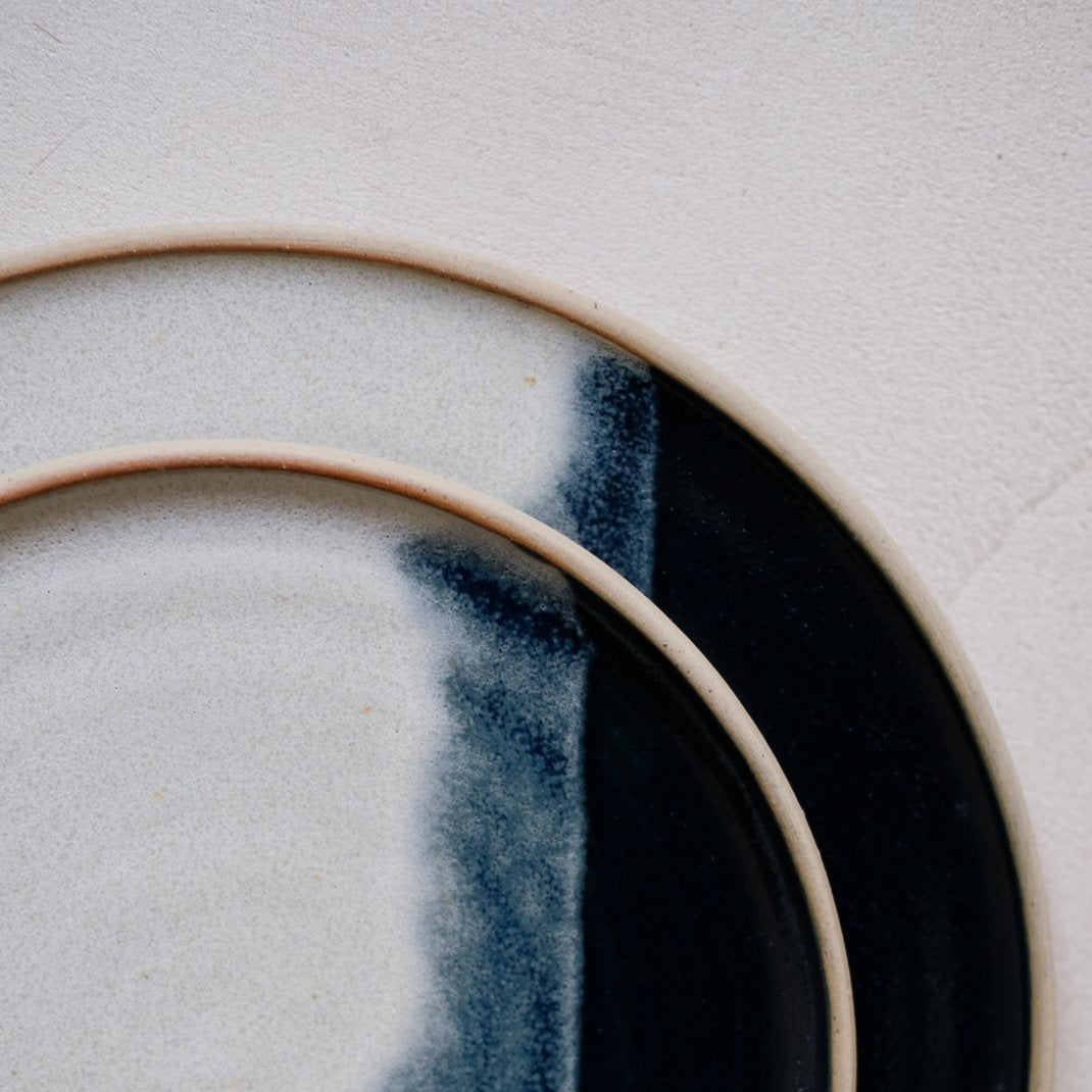 Assiette en grès bleu marine par Marine Feuillerat chez Brutal Ceramics