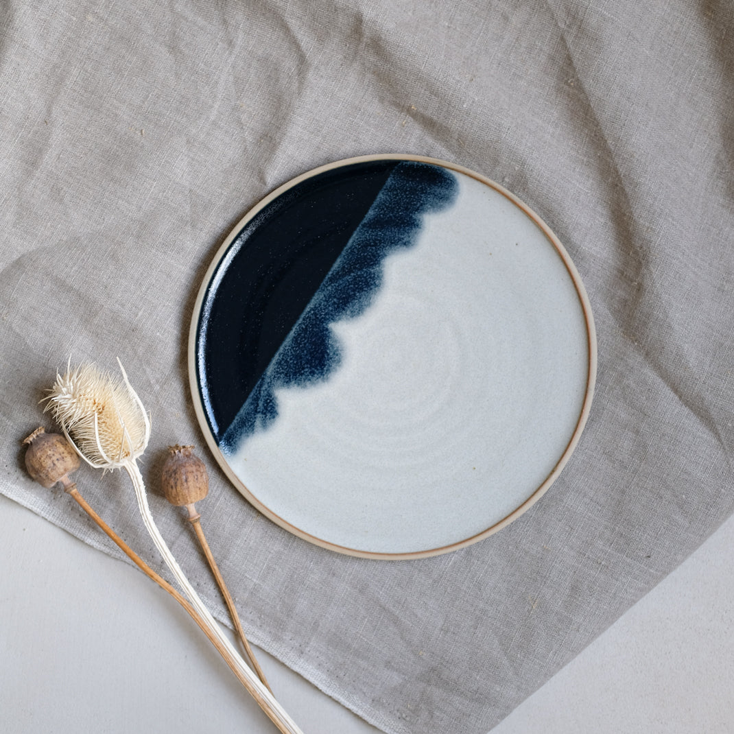 Assiette en grès bleu marine par Marine Feuillerat chez Brutal Ceramics