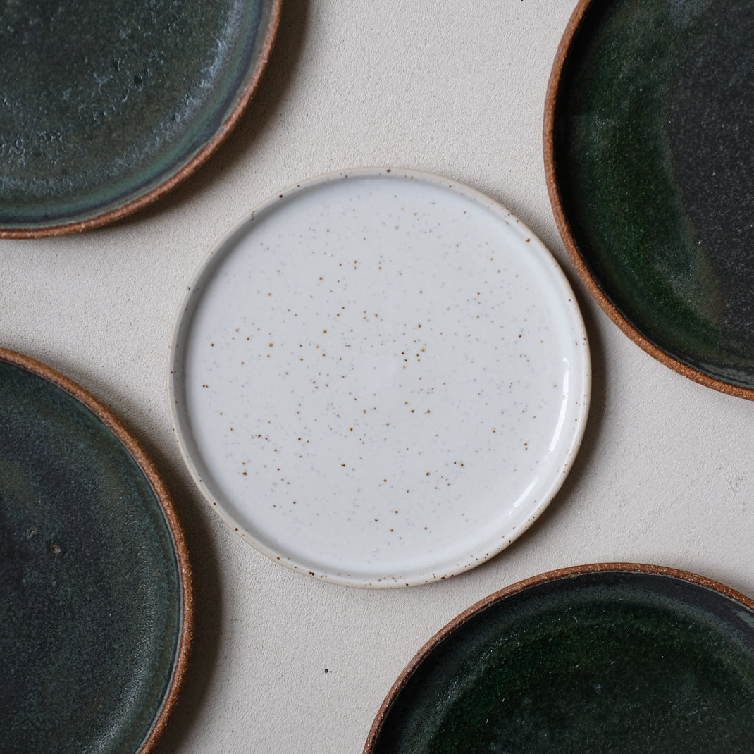 Assiette en grès par Marta Dervin chez Brutal Ceramics