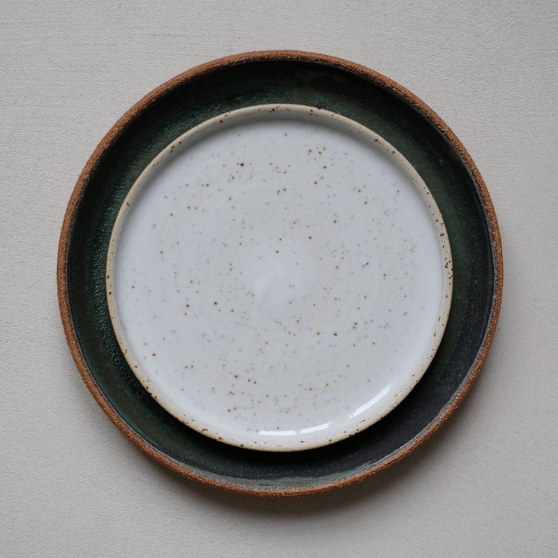 Assiette en grès roux par Marta Dervin chez Brutal Ceramics