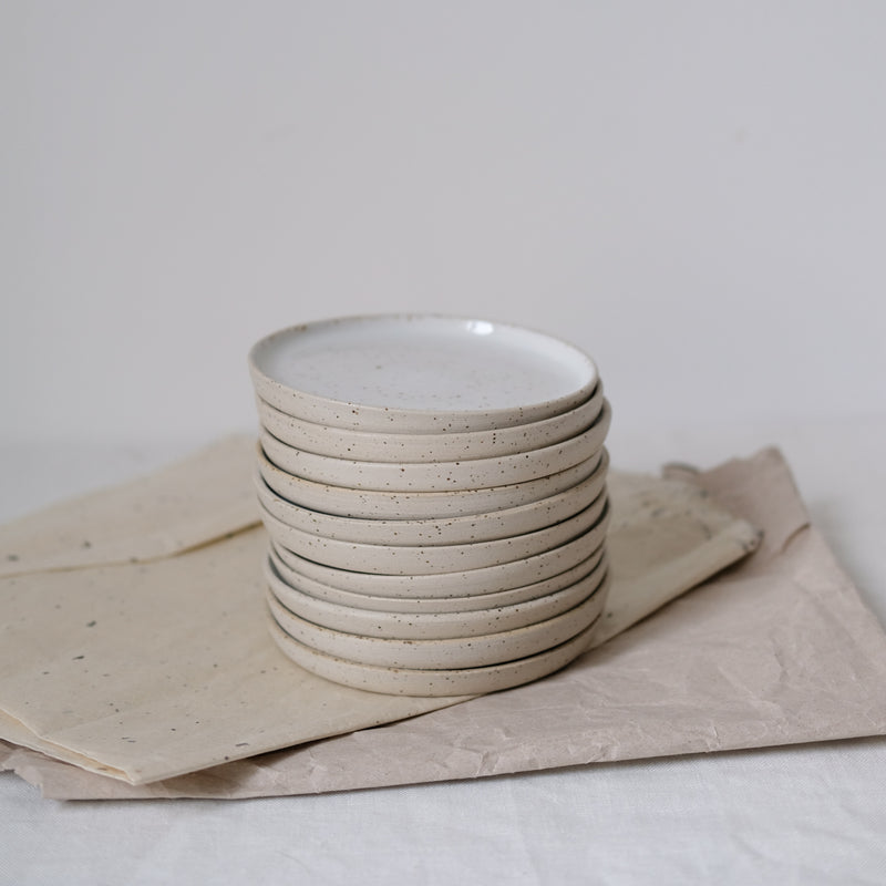 Assiette en grès par Marta Dervin chez Brutal Ceramics