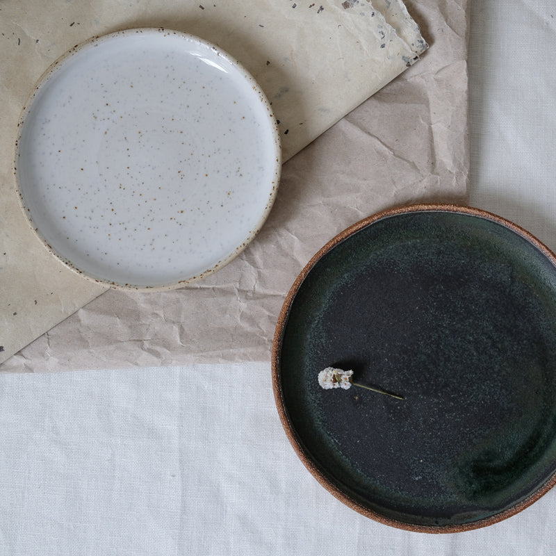 Assiette en grès par Marta Dervin chez Brutal Ceramics