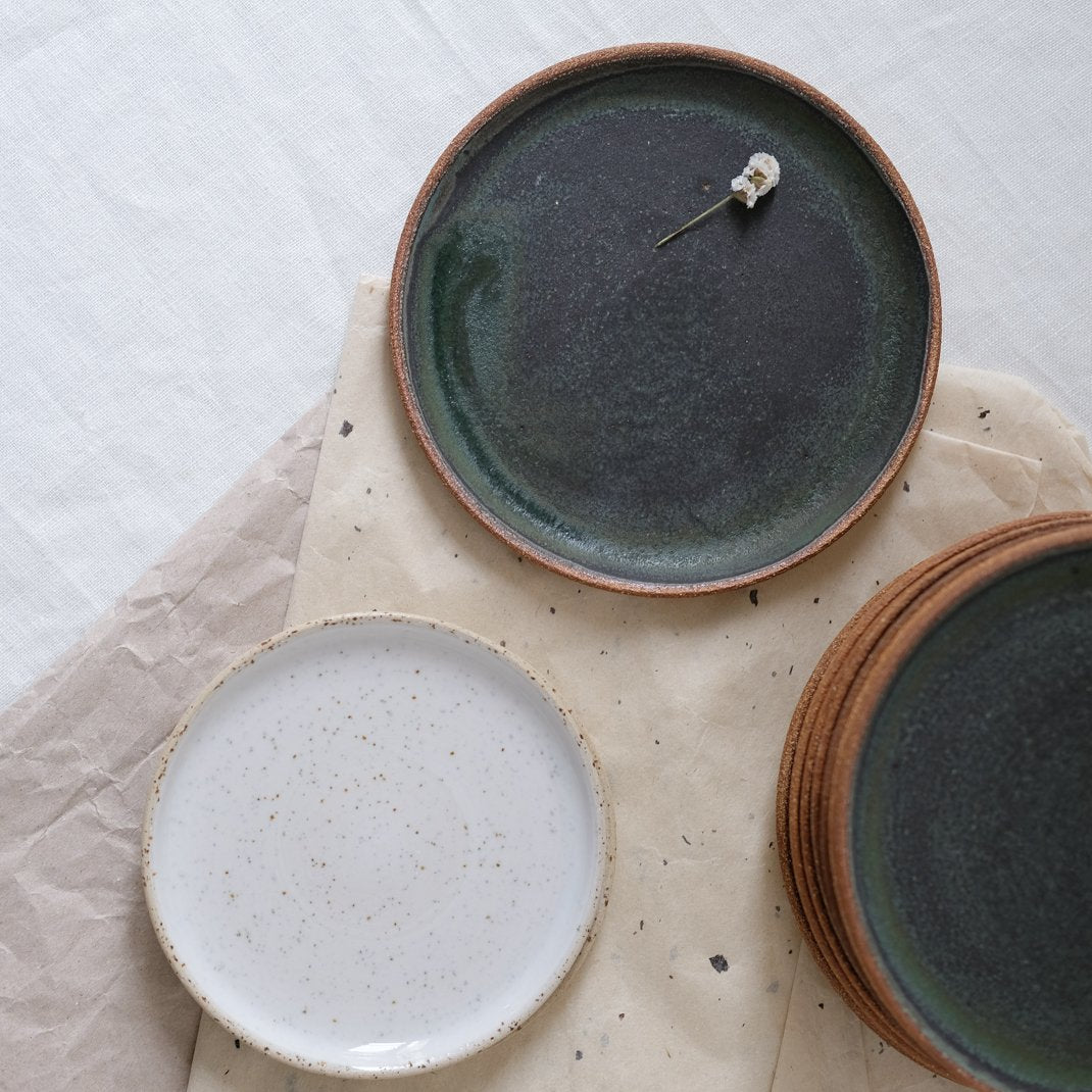 Assiette en grès roux par Marta Dervin chez Brutal Ceramics