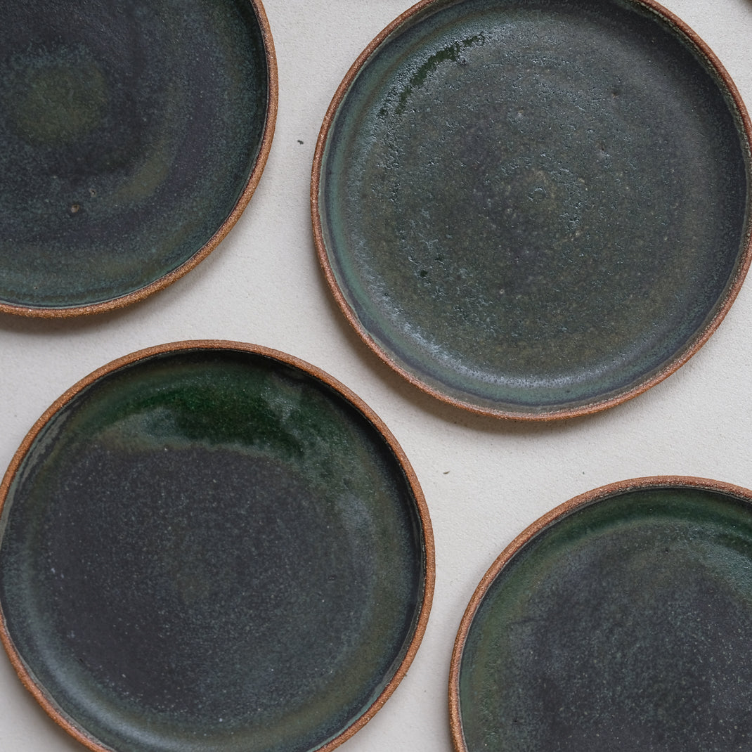 Assiette en grès roux par Marta Dervin chez Brutal Ceramics
